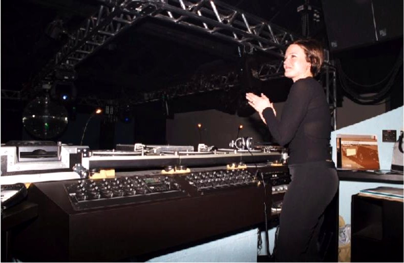 Shell Robinson at the decks, clapping with the crowd